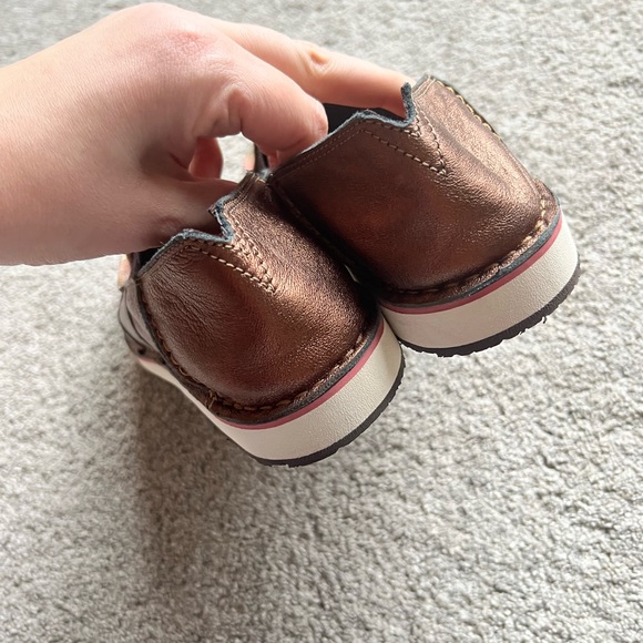 New Ariat Women’s Size 8 Metallic Bronze Steerhead Cruiser Shoe Flats 10042524 - Picture 3 of 5